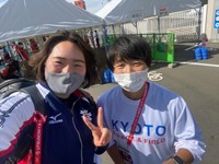 陸上女子やり投げで世界一に輝いた北口選手（左）とライバルだった山下さん。昨秋の栃木国体で再会しツーショット写真を撮った（２０２２年１０月、栃木県宇都宮市）＝山下さん提供