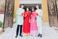 新聞奨学生として日本に行くため、勉強するベトナム人の若者たち