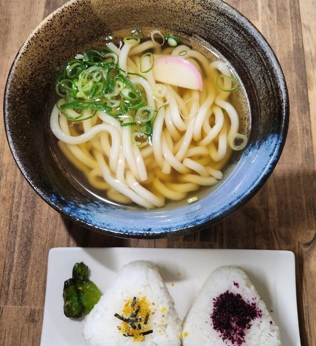 赤うどんおにぎりセット（「赤川うどん 元祖立喰い」さん提供、Instagramよりキャプチャ撮影）