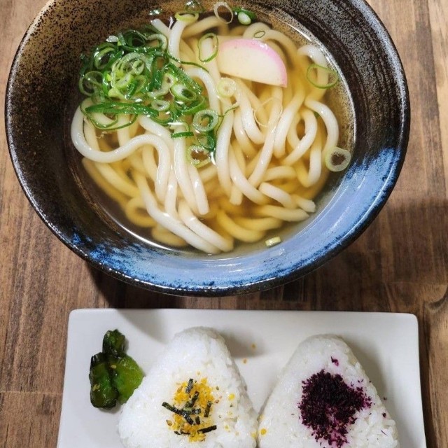赤うどんおにぎりセット（「赤川うどん 元祖立喰い」さん提供、Instagramよりキャプチャ撮影）