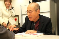 楽しく会話をしながらサインしていく桐谷さん。