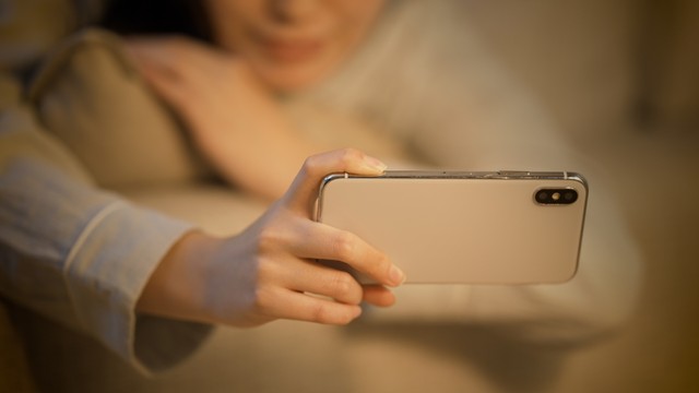 ユーチューバーとの結婚は、およそ半数の人が「条件による」と回答　※画像はイメージです（aijiro/stock.adobe.com）