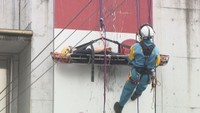 ロープと担架を使って屋上に取り残された人を救助する警察官　北消防署　香川県三豊市高瀬町