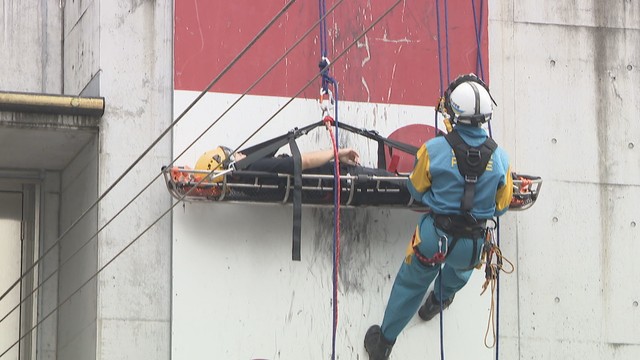 ロープと担架を使って屋上に取り残された人を救助する警察官　北消防署　香川県三豊市高瀬町