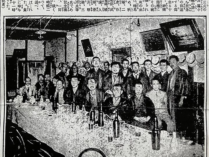 『荊棘の路』の出版記念会は、大正7年（1918）6 月15日夜、神楽坂の青陽楼で行われた。
前列（右より）：秋庭俊彦、相馬泰三、光用穆、高須梅渓、安成二郎、加藤謙、徳田秋声、中村武羅夫、本間久雄、柴田勝衛
後列（右より）：舟木重雄、生田春月、三上於菟吉、岡田忠一、廣津和郎、加藤朝鳥、加藤武雄、谷崎精二、葛西善藏、加能作次郎、長田秀雄、中村駒十郎
（「読売新聞」大正７年６月23日）