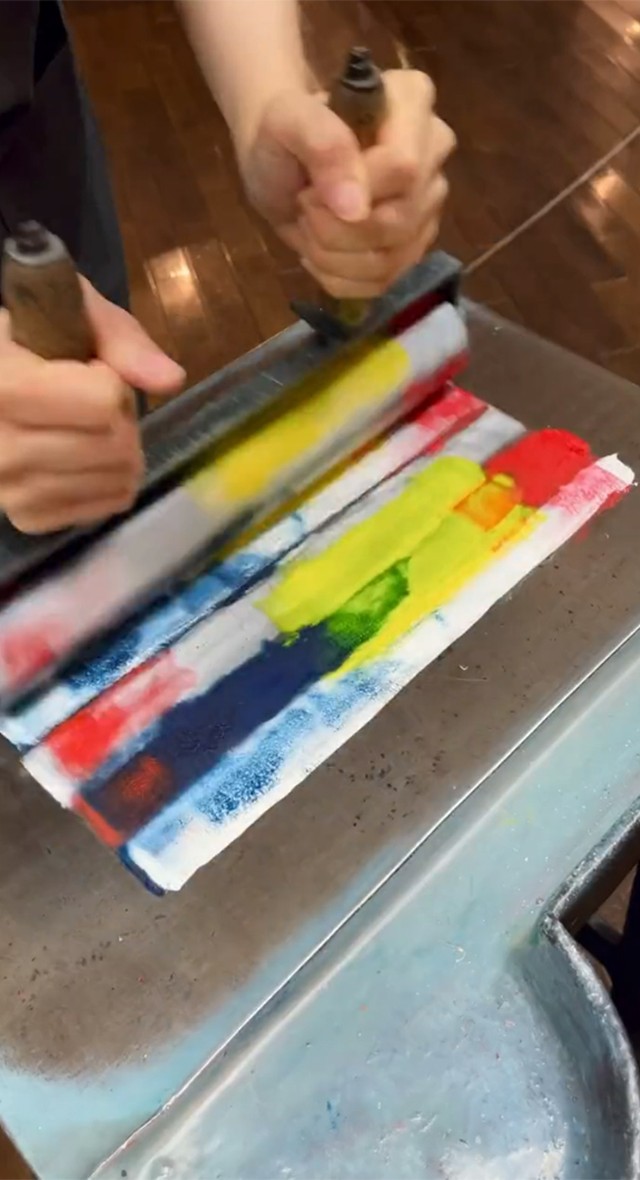 あっという間に各色が混ざっていきます（画像提供：印刷博物館 ※動画よりキャプチャ）