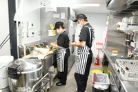 キッチンそらまめで働く職員＝島根県松江市灘町、NHK松江放送局