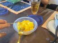 新鮮な果肉を職場の皆さんとともに楽しんだそう（画像提供：Mayaさん）