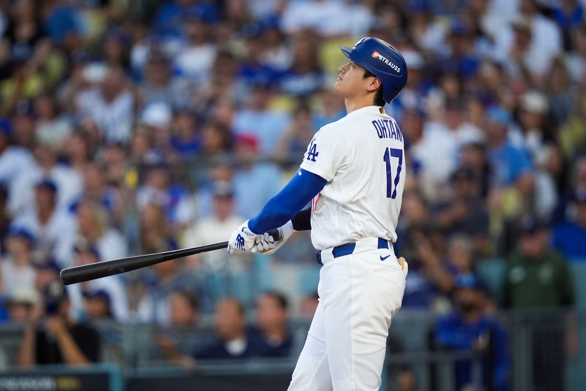 MLB/ Shohei Ohtani back in the leadoff spot launches a 3-run homer in NLCS ...