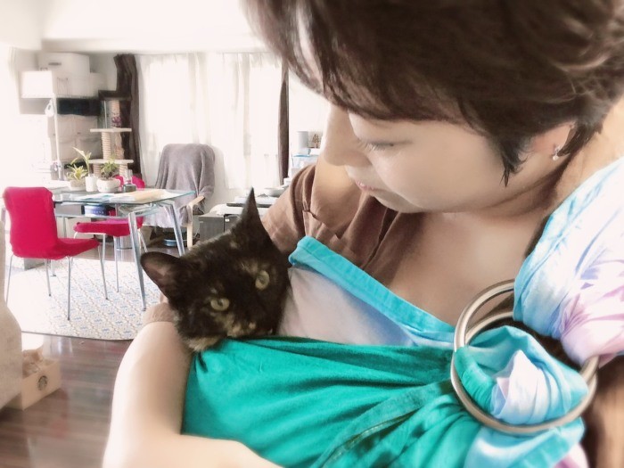 犬は人間の男の子を抱いた感触に似ていて、猫やうさぎは人間の女の子を抱いた感触に似ているそう。「猫を上手に抱ける人は女の子をとても上手に抱けます」と辻さん。人も動物も、抱っこで愛を伝えることができる（辻さん提供）