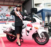 一日警察署長を務め敬礼ポーズを決めるかとうれいこ