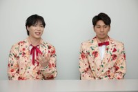 SHOW-WAの塩田将己（左）と山本佳志＝撮影・坂部計介