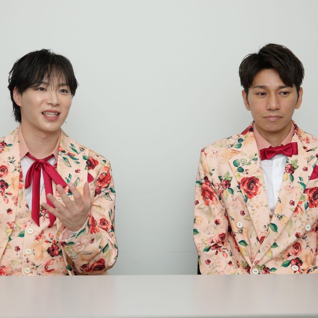 SHOW-WAの塩田将己（左）と山本佳志＝撮影・坂部計介