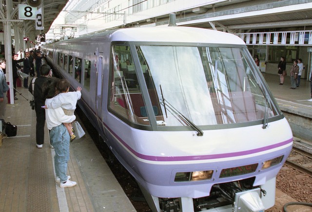 パノラマカーを備えた「スーパーやくも」の出発式＝１９９４年１２月３日、岡山駅