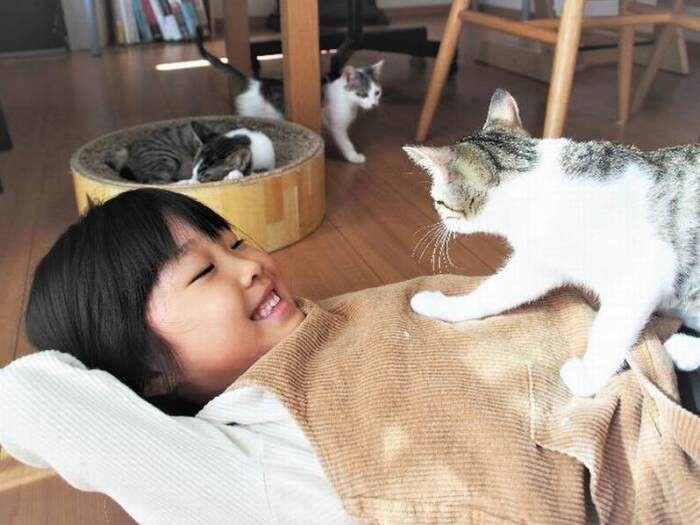 彩幸ちゃんが寝ころぶと、誰かが乗ってくる