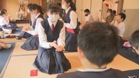 お茶会で小学生をおもてなし　おかやま山陽高校