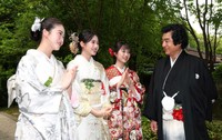 家族で会話を交わす（左から）天翔愛、天翔天音、藤岡舞衣、藤岡弘、＝下鴨神社