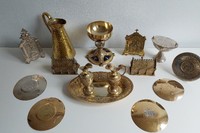 美術探偵、アルテュール・ブラントの自宅に届けられた聖遺物の入った箱に入っていた食器など