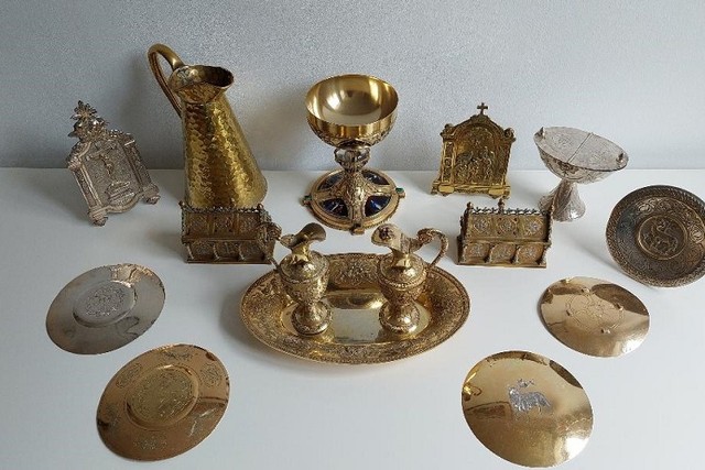 美術探偵、アルテュール・ブラントの自宅に届けられた聖遺物の入った箱に入っていた食器など