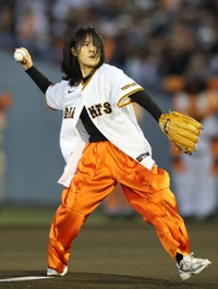 力強く投げ込む