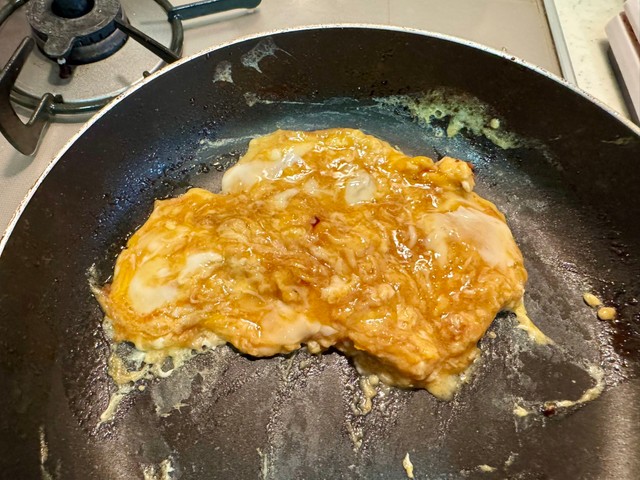 フライパンに残った汁とともにふわふわに焼き上げて…（画像提供：イナダシュンスケさん）