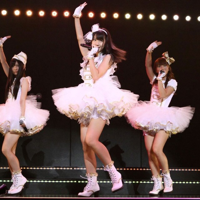 （左から）倉持明日香、柏木由紀、高城亜樹＝2010年