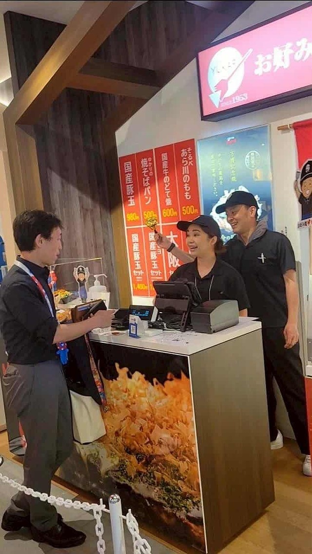 「金の国産豚玉」のオーダーが入るとスタッフが鐘を鳴らす（画像提供：お好み焼「ゆかり」）