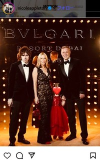 リアムの息子ジーン・ギャラガー、夫ステファン・ヘインズ、娘との家族4ショット＝ニコール・アップルトンのインスタグラム＠nicoleappletonより