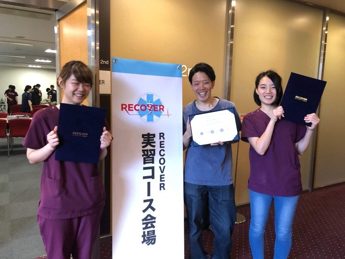 アメリカで生まれた、犬猫の心肺停止時におけるガイドライン「RECOVER（リカバー）」の実習を行い、合格したときの写真。夜間救急動物病院には、心肺停止状態の動物が毎日のように運ばれてくる（浅野さん提供）