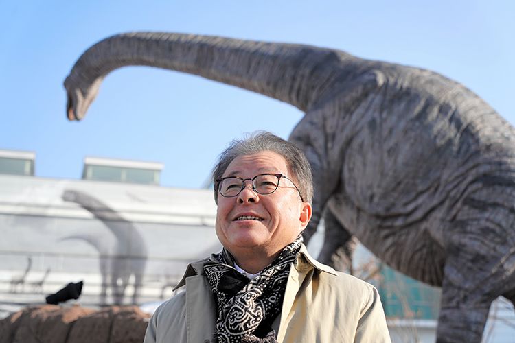 １月の福井県知事選を振り返る山田賢一氏。県職員時代は、恐竜博物館の入館者を100万人に増やすプロジェクトに力を入れたほか、北陸新幹線の小浜・京都ルートの決定にも関わった=2026年2月12日、福井市、藤崎麻里撮影