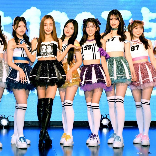 コラボを果たしたRoLuANGELの（左から）辺見桃和、板野成美、新居稚菜、堀口美澪、プロデューサーの板野友美、松山玲菜、中山萌乃香、小崎凜奈、北村陽奈、河合彩香＝2025年11月撮影