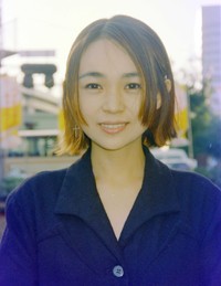 ドラマの会見に出席した永井真理子＝1995年
