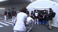 M9の南海トラフ地震を想定し、高松市の病院で訓練　けが人を赤、黄、緑のタグで色分けして処置