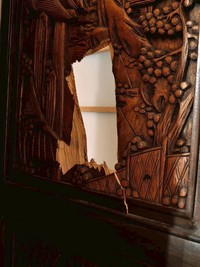 直人さんが気に入っていた屏風も、ひどい有り様。「手作りなので、同じものが手に入らないかもしれないので、悔しいです」。（直人【コンシェルジェ民泊】X　@mosva_0　より）