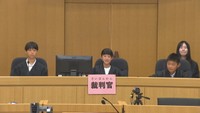 模擬裁判を体験する小学生
