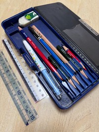 丁寧に使ってきた様子が伝わってくる整理整頓された筆箱の中。定規は青い方は柔らかく、真ん中に折り曲げた線が。もう一本は目盛りが消えかかっています（chocoさんThreadsより）