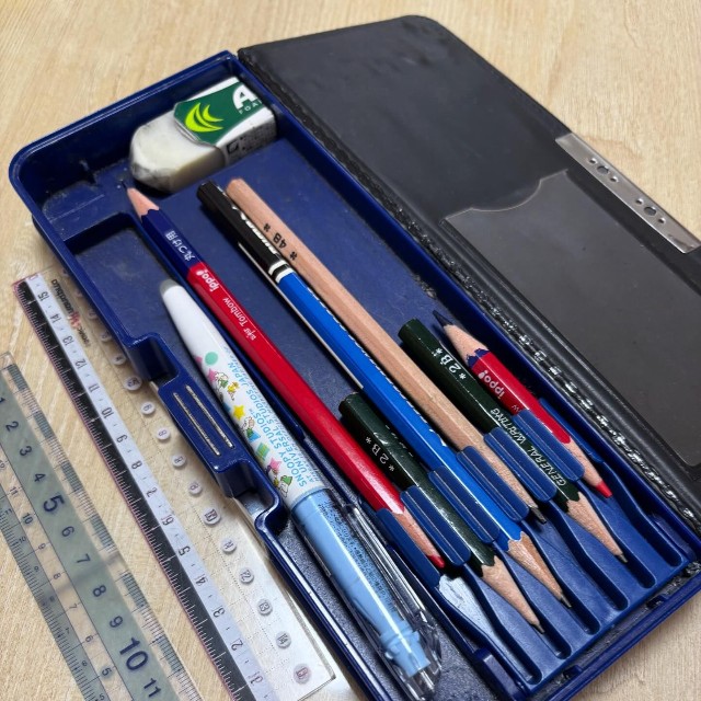 丁寧に使ってきた様子が伝わってくる整理整頓された筆箱の中。定規は青い方は柔らかく、真ん中に折り曲げた線が。もう一本は目盛りが消えかかっています（chocoさんThreadsより）