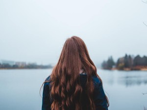 熱心なヘアアイロンも、濃いアイラインもやめた。雨はありのままの私を晒す