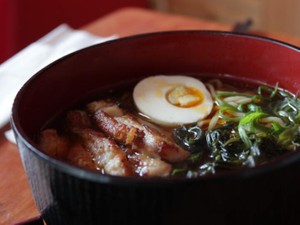 退職した今でも私の心を温め続ける、食堂のおばちゃんのうどん