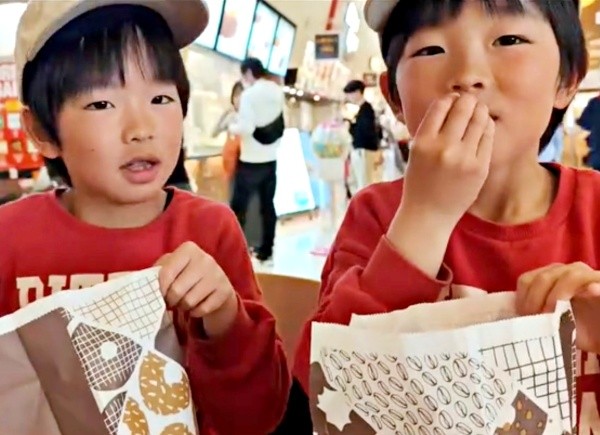 「1、2、3！」 声をそろえてドーナツを取り出す兄のそうたくん（右）、弟のはるたくん（左）（画像提供：nozomi.mさん）