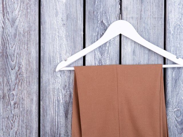 落ちにくいズボンハンガーの掛け方とは※画像はイメージです（DenisProduction.com/stock.adobe.com）