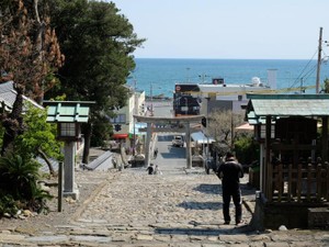 ひとり旅はノープラン。５日後までの切符を見つけ、バスに飛び乗った