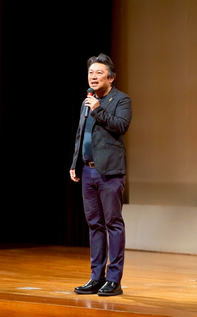 「風道」の上映会であいさつする田中監督