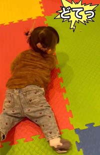 転んでもすぐに起き上がって走り出すこはるちゃん（提供：@koharu13iyoriさん）