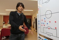 ヴィッセル神戸時代、私服姿でサッカーについて語る宮本恒靖。ツネ様の私服を勝手に着るボケをかます選手がいたとは…