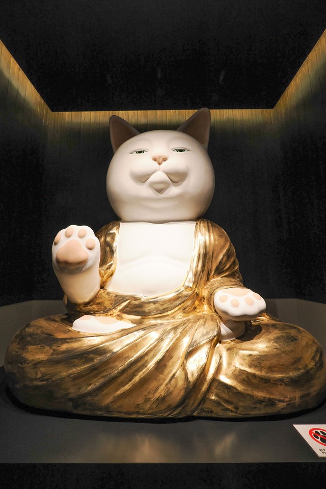 高さ２メートルの猫大仏は世界最大級という