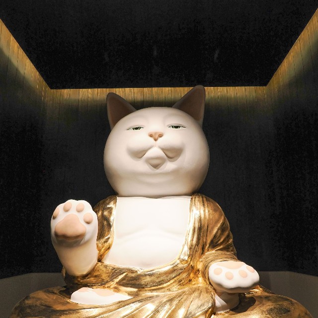 高さ２メートルの猫大仏は世界最大級という