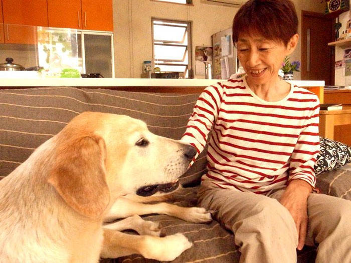 家の中でくつろぐ