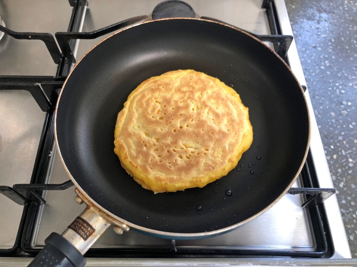 3分ほどしてフチが乾いてきたら裏返し、さらに3分ほど焼く。