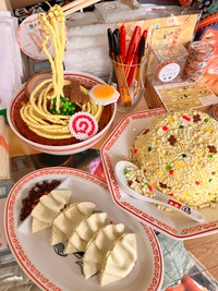 餃子も美味しそう！（おすし雑貨研究所、松提供）